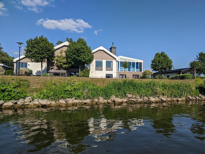 Blik op accommodatie tijdens watersportkamp Zuid-Holland