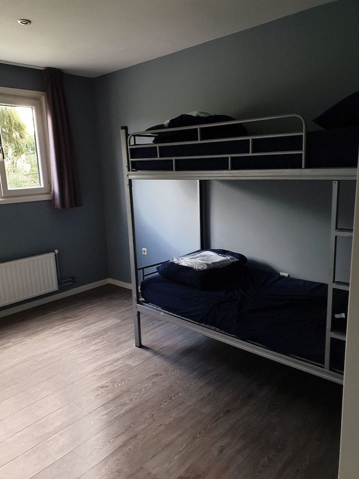 Stapelbed in hostel tijdens watersportkamp in Zuid-Holland