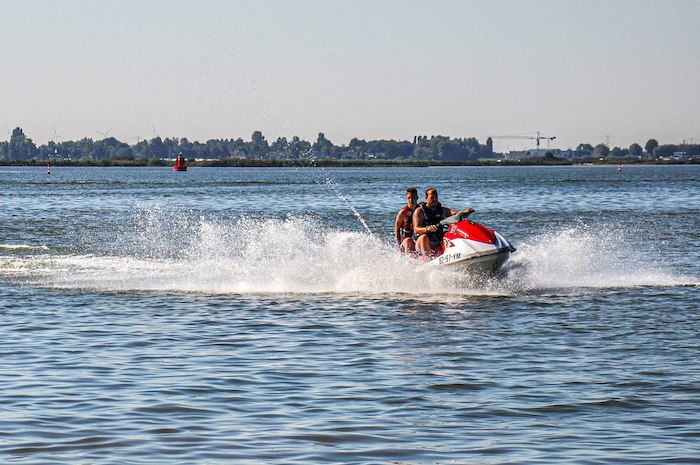 Mensen racen op jetski tijdens een watersportkamp Zuid-Holland