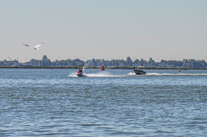 Jetski's racen op watersportkamp in Zuid-Holland