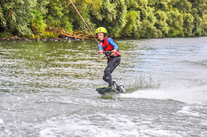 Jongen op het water tijdens een watersportvakantie wat een leuk alternatief is voor een zeilvakantie