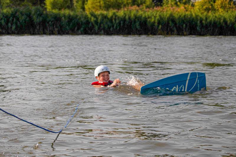 Jongen ligt in het water op watersportkamp Zuid-Holland