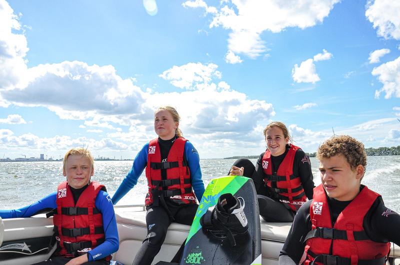 Deelnemers van kietsurfkamp zeeland op een boot