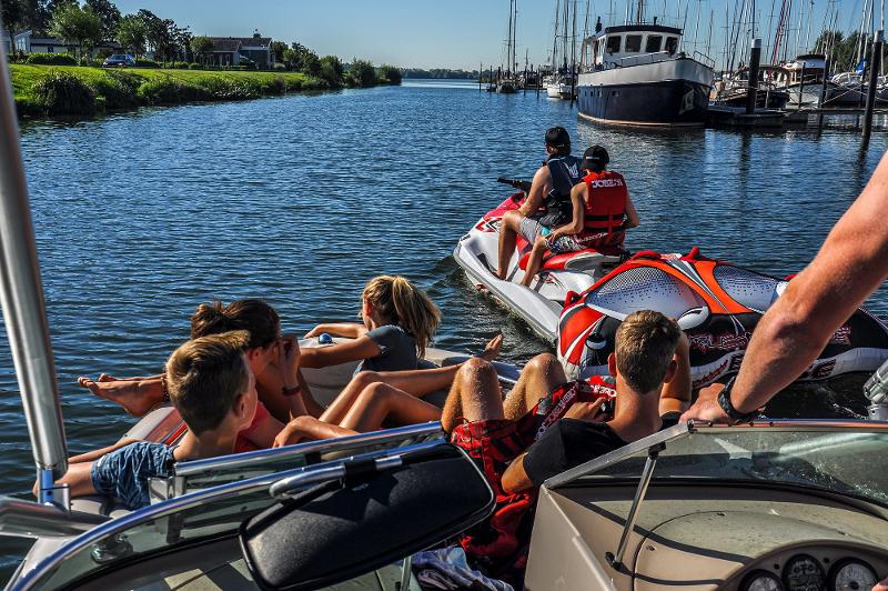 Jongeren genieten bij het meer op watersportkamp Zuid-Holland