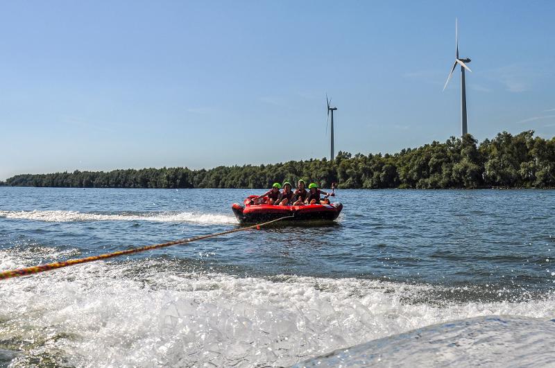 Boot laten trekken op stralend meer tijdens watersportkamp Zuid-Holland