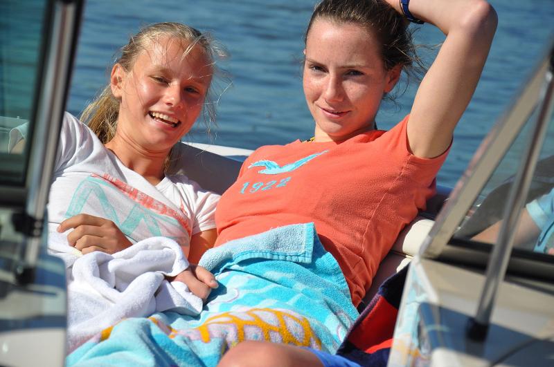 Meiden lachen naar de camera tijdens watersportkamp