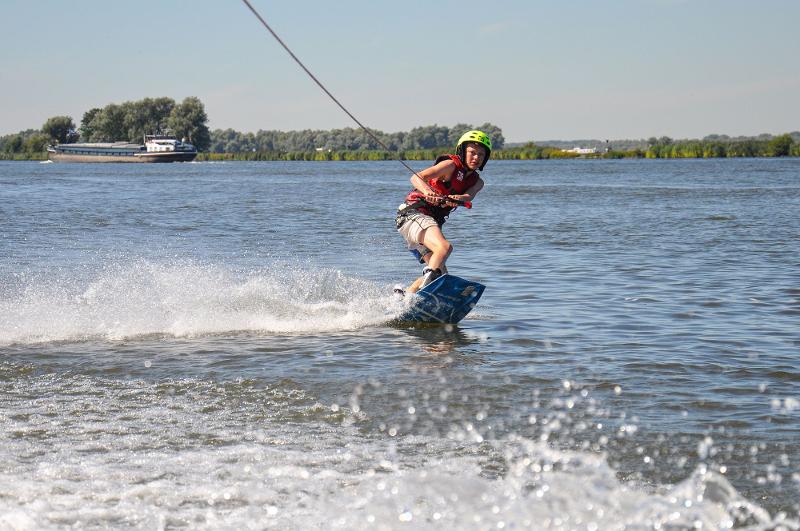 Tijdens watersportkamp Zuid-Holland waterskiën