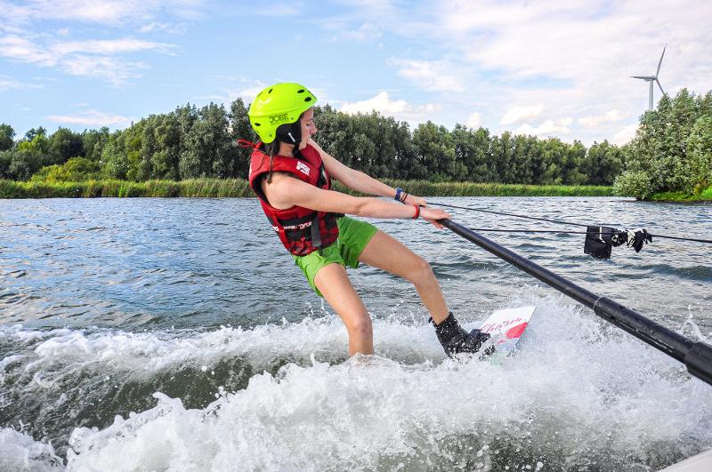 Jongen heeft de tijd van zijn leven bij het wakeboarden op watersportkamp Zuid-Holland