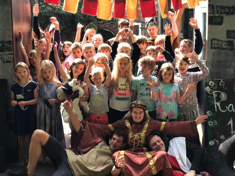 Groepsfoto van deelnemers van een summer camp