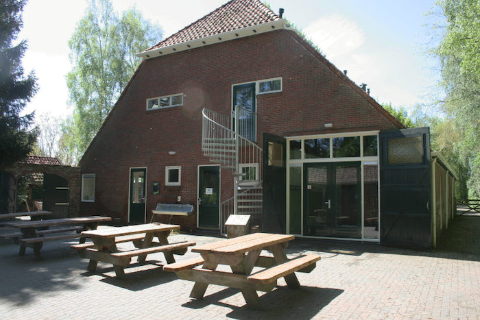 Blik op accommodatie tijdens zomerkamp goedkoop