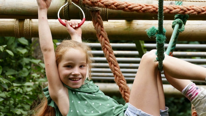 Meisje aan het klimmen op een van onze kinderreizen