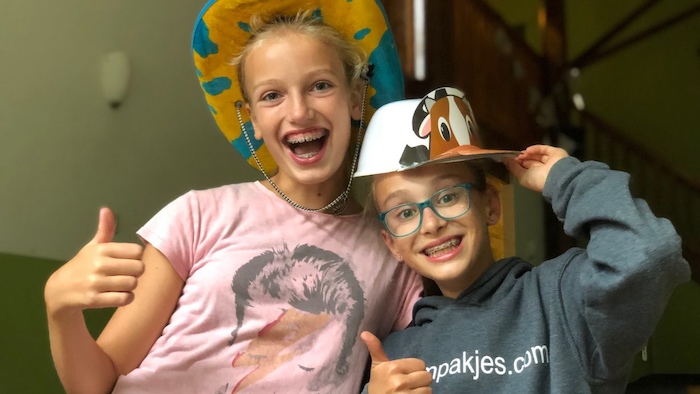 Jongen en meisje lachen naar de camera op zomerkamp kinderen.