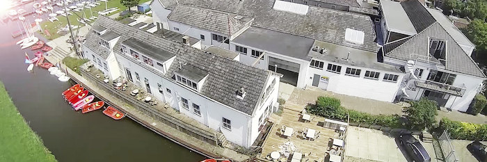 Een foto van de zeilschool in Friesland waar het zeilkamp doorgaat