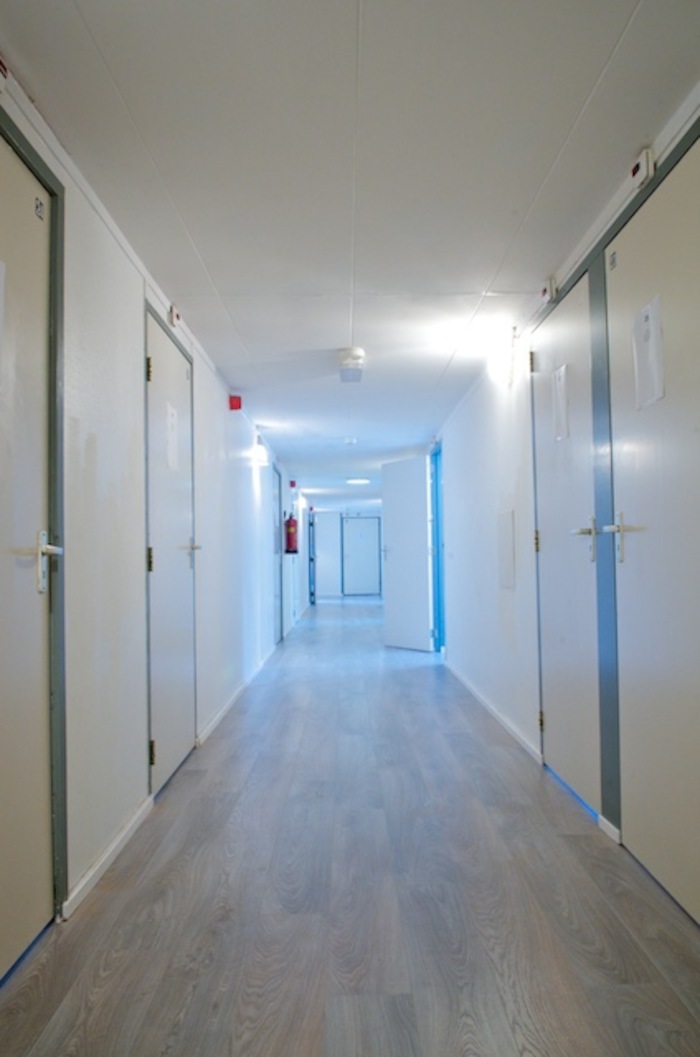 De gang met de slaapkamers in de accommodatie van de zeilschool in Friesland