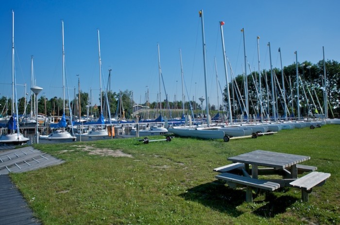Een zicht op de haven vol zeilboten tijdens het zeilkamp in Friesland