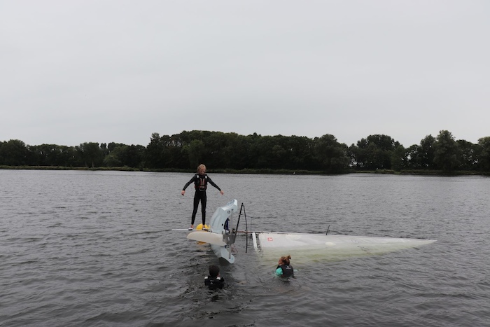 Een boot kapseist tijdens het zeilkamp