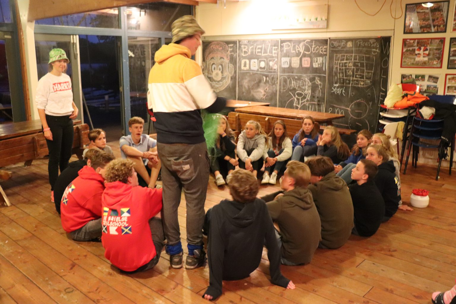 Kinderen spelen een groepsspel tijdens het zeilkamp