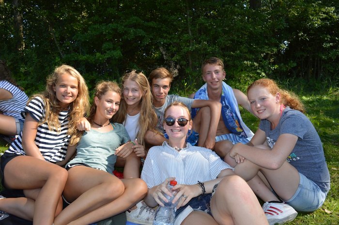 Meisjes relaxen tussen het zeilen door tijdens het zeilkamp