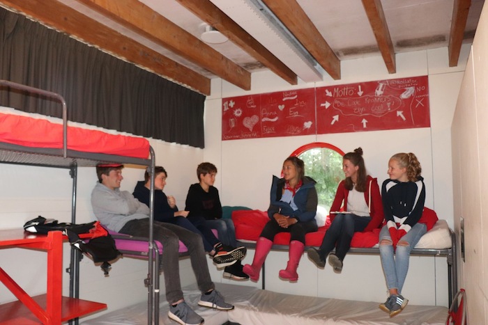 Kinderen relaxen op hun slaapkamer tijdens het zeilkamp
