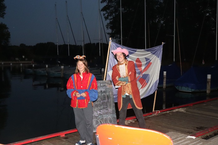 Begeleiders spelen een toneeltje tijdens het zeilkamp