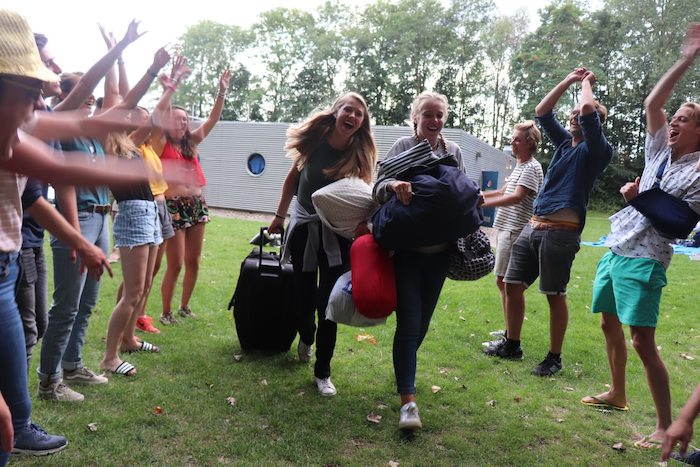 Jongeren vertrekken na het zeilkamp met al hun bagage