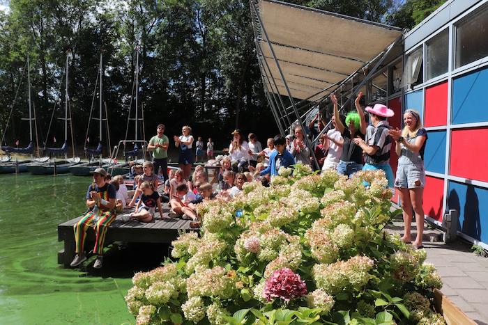 Alle kinderen en jongeren verzamelen aan de haven tijdens het zeilkamp
