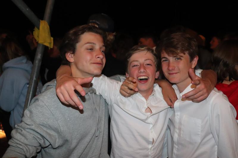 drie jongens poseren op het feest tijdens zeilkamp 