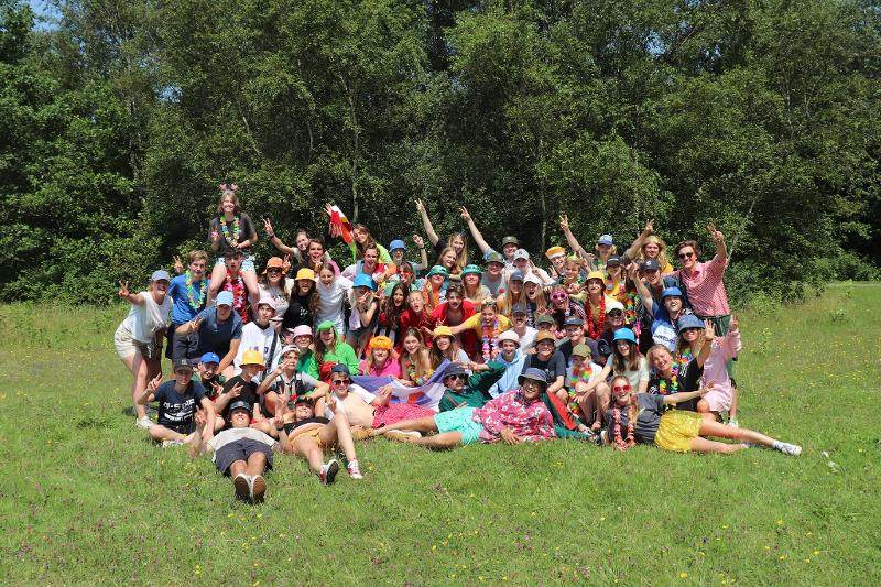 groepsfoto van deelnemers in carnavalskleren op het zeilkamp zomervakantie