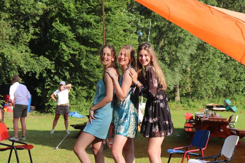 meisjes poseren voor foto tijdens zeilkamp kinderen