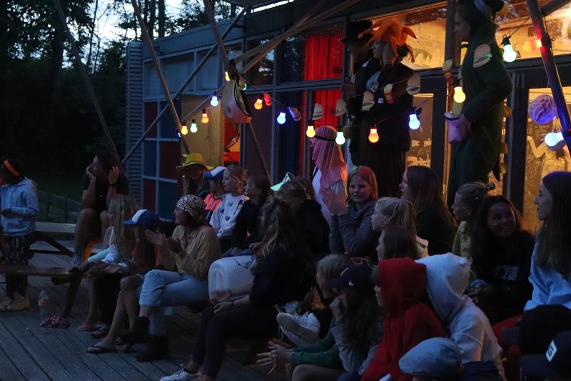 Gekleurde lampjes tijdens de bonte avond op zeilkamp kinderen