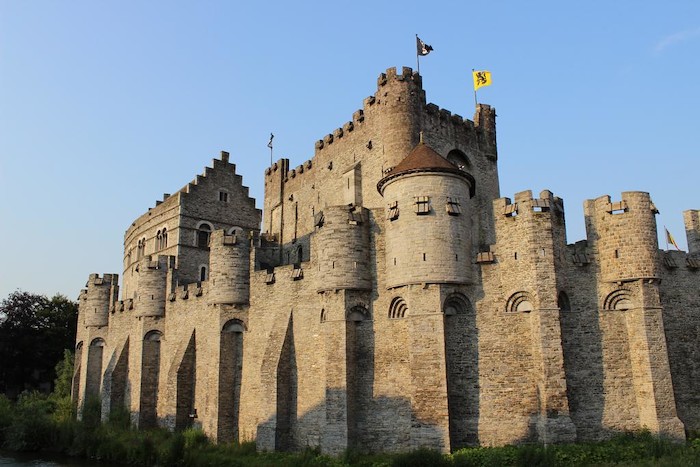 Blik op het Gravensteen in Gent tijdens zomerkamp België
