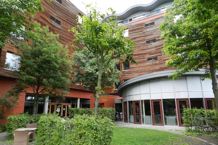 Blik op hostel tijdens taalkamp