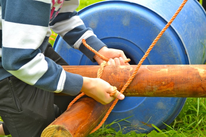 Jongeren leren sjorren tijdens het outdoorkamp in Zuid-Holland.