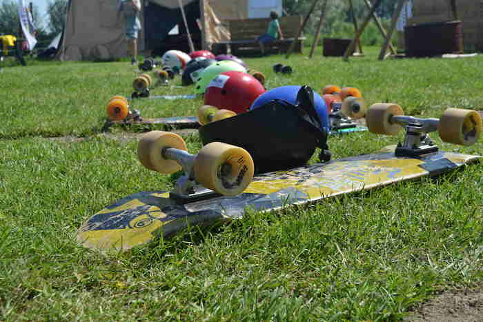 Skateboard ligt op het gras tijdens het outdoorkamp in Zuid-Holland.