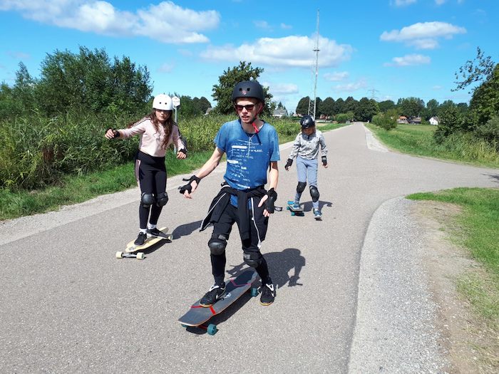 Jongeren skateboarden tijdens het outdoorkamp in Zuid-Holland.