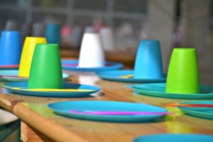 Tafel tijdens het outdoorkamp in Zuid-Holland.
