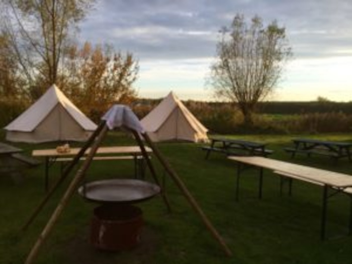 Kinderen slapen in een tipitent tijdens het outdoorkamp in Zuid-Holland.