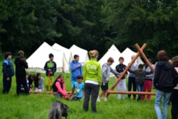 Kinderen spelen een groepsspel tijdens het zomerkamp in Zuid-Holland.