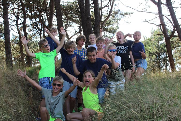 Kinderen poseren in de Zandvoortse duinen.