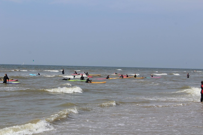 Vele boarders liggen in de zee
