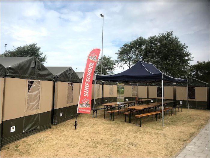 De tenten en tafels van het surfkamp in Zanvoort.