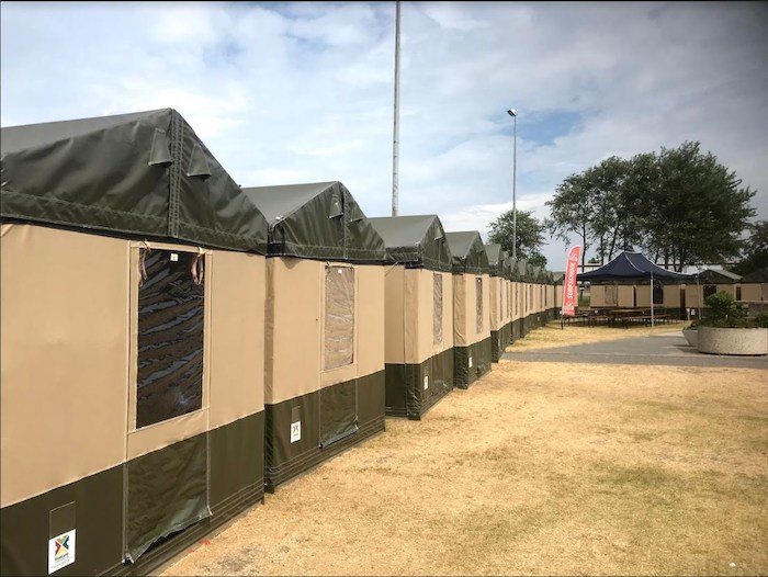 Tieners slapen in tenten tijdens het surfkamp in Zandvoort.