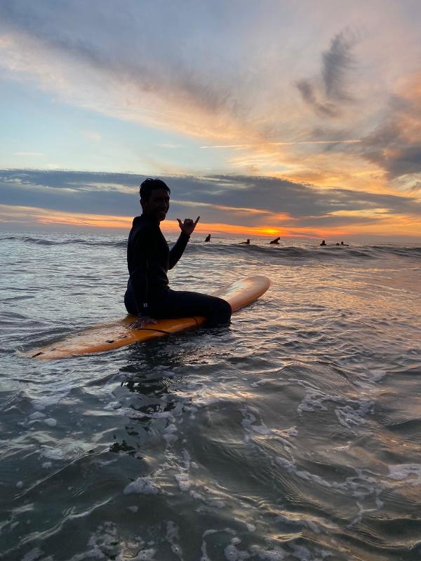 Surfen met zonsondergang.