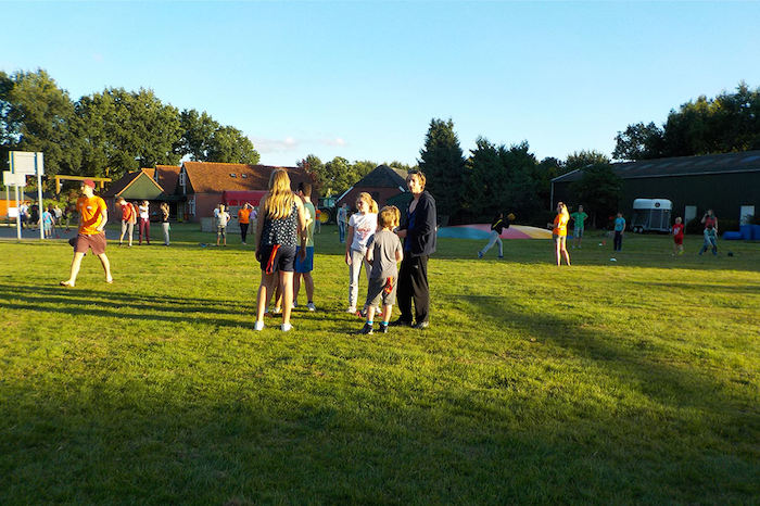 Jongens spelen buiten tijdens het zomerkamp in Drenthe