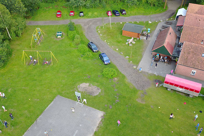 Een foto vanuit de lucht tijdens het zomerkamp in Drenthe