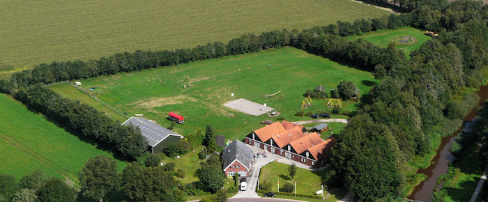 Een bovenzicht van de accommodatie van het zomerkamp in Drenthe