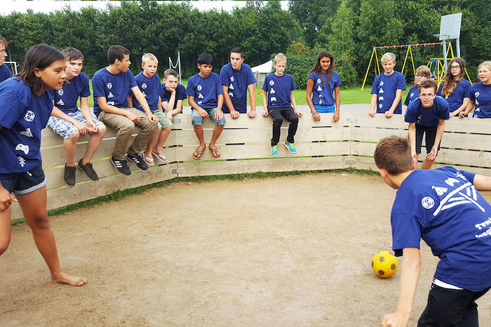 Jongeren spelen gagaball tijdens het zomerkamp in Drenthe