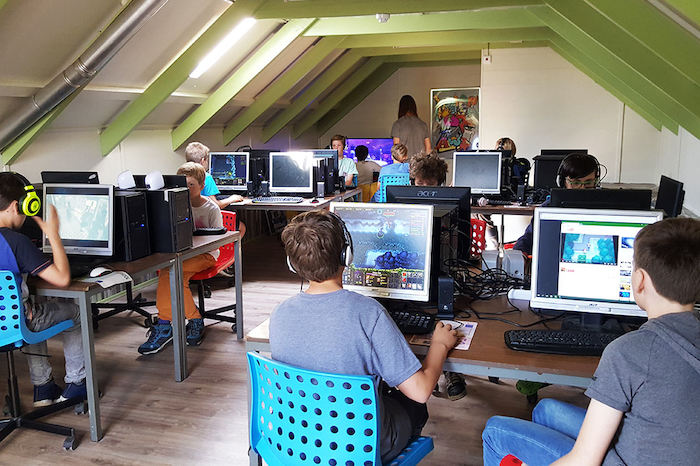 Jongeren gamen op de gamezolder tijdens het gamekamp in Drenthe