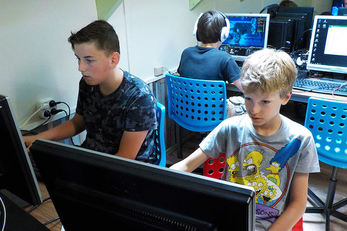 Op game vakantie gamen jongens geconcentreerd in zolderruimte. 