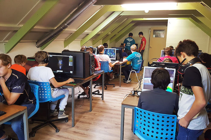 Jongeren gamen tijdens het computerkamp in Drenthe